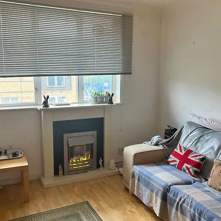 Homely 1 Bedroom Apartment In Beckton With Parking London Exterior photo