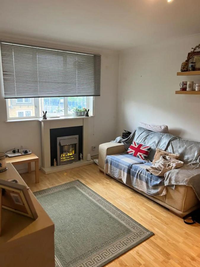 Homely 1 Bedroom Apartment In Beckton With Parking London Exterior photo